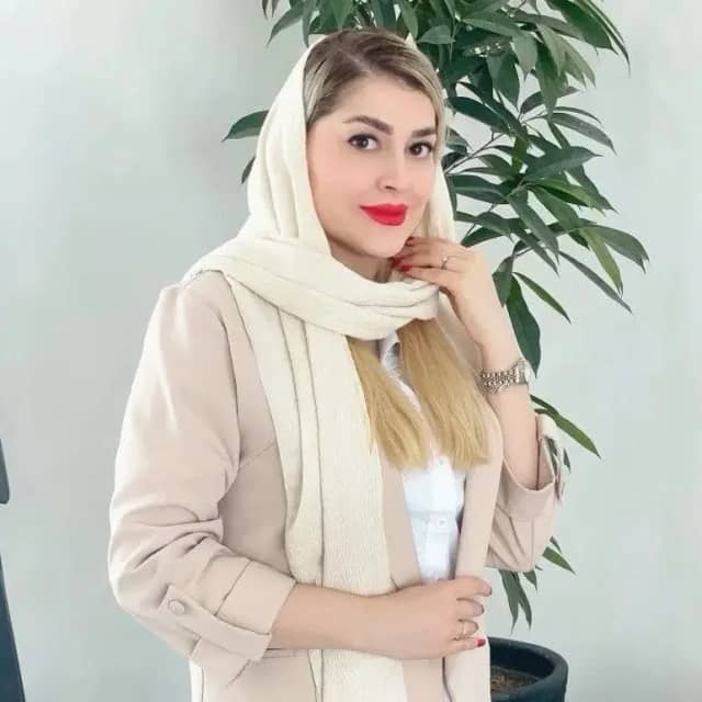 آزاده زحمتکش - مدیر فروشگاه شالیبگ